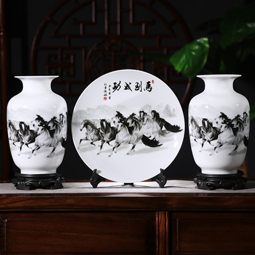 中式瓷盘花瓶三件套