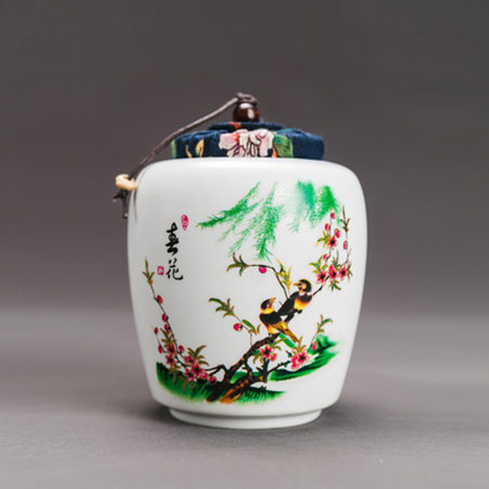 彩绘白瓷茶叶罐