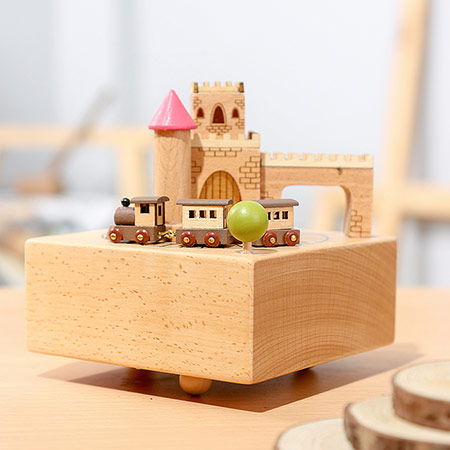 木质城堡旋转八音盒